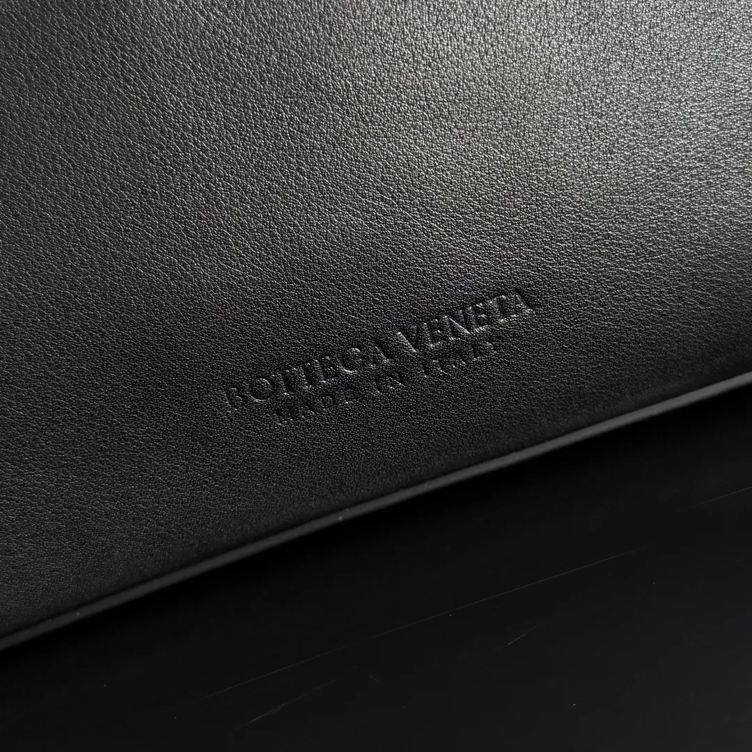 Batch 2360 BottegaVeneta Latest Ciao Ciao Bag Silky cowhide two-way flap handbag with signature twist detail, hidden hook closure, flap can be fastened to the front or attached to the INTRECCIATO woven interior pocket, comes with an adjustable and detachable crossbody strap, interior compartment, and also features a zippered pocket. The surprise flap has various shapes. Style 1 - Cover the bag surface and expose the knot decoration. Style 2 - Place the flap inside the bag. A buckle is also designed. Style 3 - The U-shaped position of the top handle in the hand bag. Style No.: 817231 Size: 34*26*15cm